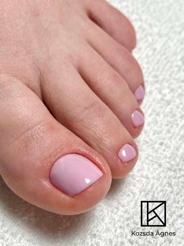 Esztétikai pedikűr – natúr rózsaszín gél lakk lábkörmök